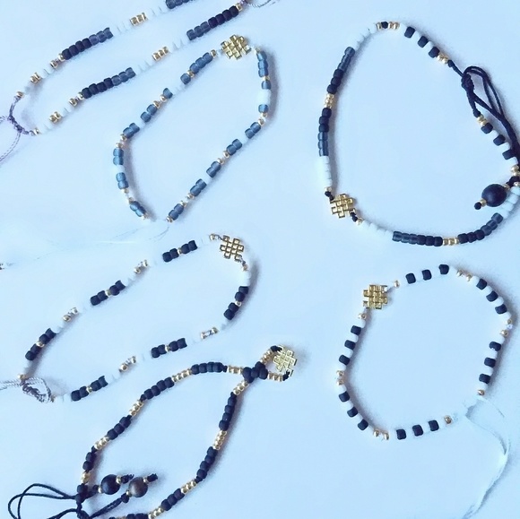 Beaded grey white black gold bracelet - Picture 3 of 8